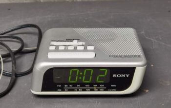 راديو مع ساعه منبه سوني sony مستخدم نظيف وكال